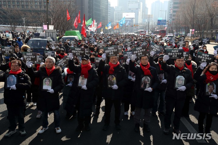 [서울=뉴시스] 조성봉 기자 = 10·29 이태원참사 유가족협의회와 시민대책회의 등 참석자들이 4일 서울 용산구 녹사평역 인근에 마련된 이태원참사 희생자 합동분향소에서 출발해 광화문 광장을 향해 '100일 추모행진'을 하며 구호를 외치고 있다. 2023.02.04. suncho21@newsis.com