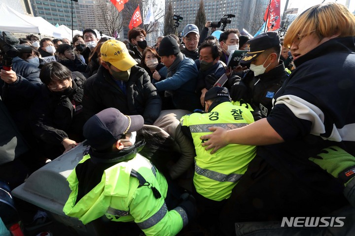[서울=뉴시스] 조성봉 기자 = 4일 오후 서울 용산구 녹사평역 인근에 마련된 이태원참사 희생자 합동분향소에서 출발해 '100일 추모행진' 을 마친 이태원참사 유가족들과 침가자들이 서울광장에 분향소를 설치하는 과정에서 경찰과 몸싸움을 하고 있다. 2023.02.04. suncho21@newsis.com