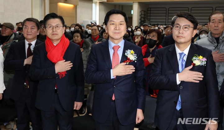 [고양=뉴시스] 고범준 기자 = 안철수(왼쪽부터) 국민의힘 당대표 후보, 황교안 당대표 후보, 김기현 당대표 후보, 윤상현 당대표 후보가 4일 오후 경기도 고양시 일산서구청에서 열린 경기 고양정 당협 신년하례식 및 당원교육에서 국민의례를 하고 있다. 2023.02.04. bjko@newsis.com