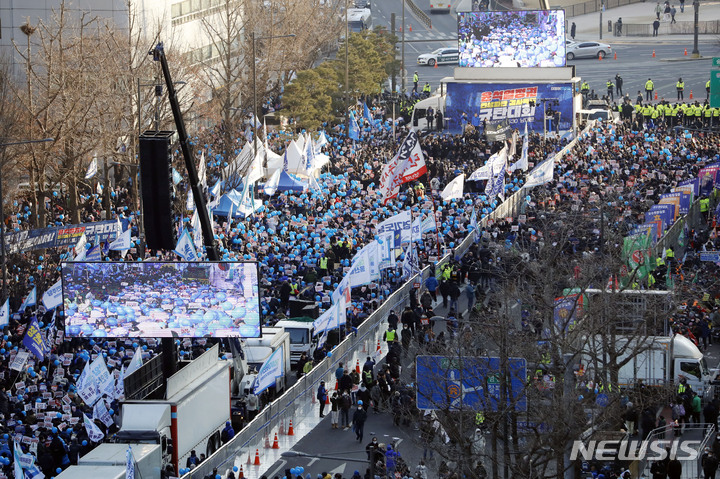 [서울=뉴시스] 최동준 기자 = 4일 서울 세종대로에서 더불어민주당의 윤석열정권 민생파탄-검사독재 규탄 국민보고대회가 열리고 있다. 2023.02.04. photocdj@newsis.com