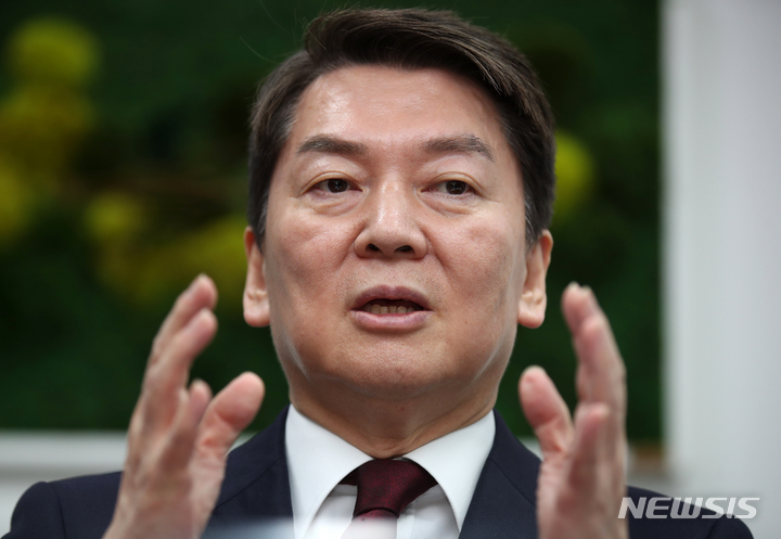 [서울=뉴시스] 고범준 기자 = 안철수 국민의힘 당대표 후보가 4일 오후 서울 여의도 국회 의원회관에서 뉴시스와 인터뷰를 하고 있다. 2023.02.05. bjko@newsis.com