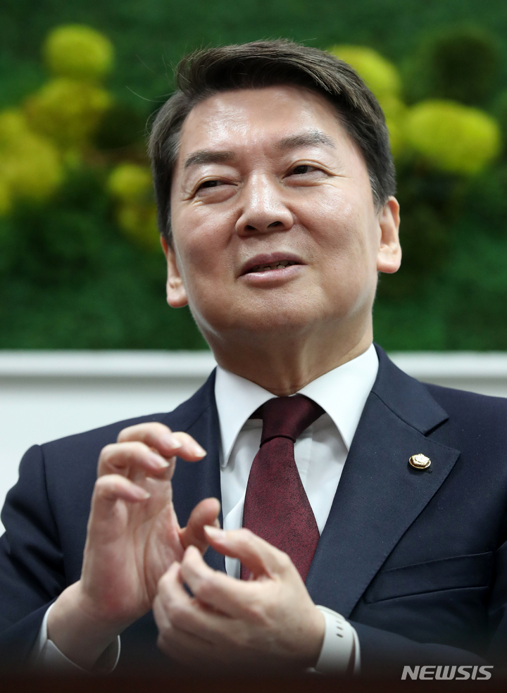[서울=뉴시스] 고범준 기자 = 안철수 국민의힘 당대표 후보가 4일 오후 서울 여의도 국회 의원회관에서 뉴시스와 인터뷰를 하고 있다. 2023.02.05. bjko@newsis.com