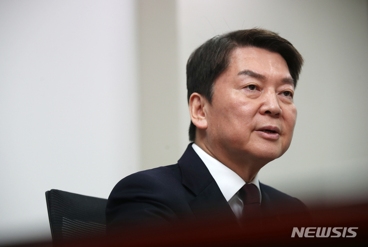 [서울=뉴시스] 고범준 기자 = 안철수 국민의힘 당대표 후보가 4일 오후 서울 여의도 국회 의원회관에서 뉴시스와 인터뷰를 하고 있다. 2023.02.05. bjko@newsis.com