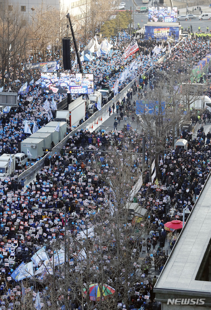 [서울=뉴시스] 최동준 기자 = 4일 서울 세종대로에서 더불어민주당의 윤석열정권 민생파탄-검사독재 규탄 국민보고대회가 열리고 있다. 2023.02.04. photocdj@newsis.com