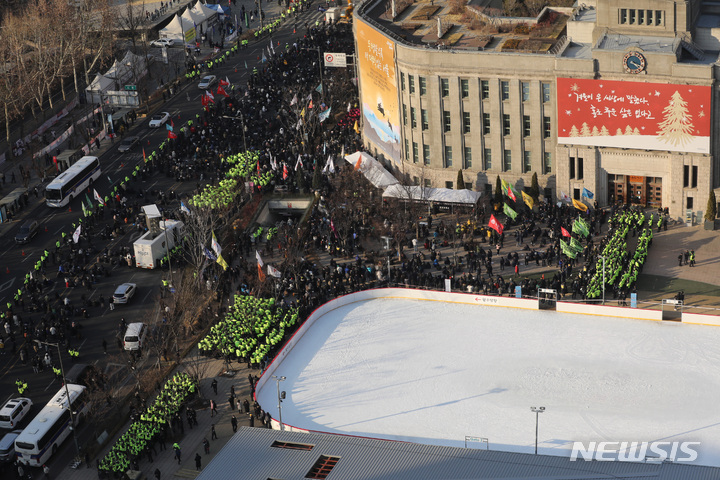 [서울=뉴시스] 김진아 기자 = '10.29 이태원 참사 추모대회'를 위해 광화문으로 행진을 하던 유가족과 시민들이 4일&nbsp; 서울 중구 서울광장에 10·29 이태원 참사 분향소를 설치하자 광장 주변이 경찰과 시민들로 붐비고 있다. 2023.02.04. bluesda@newsis.com