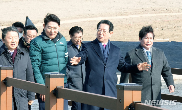 [순천=뉴시스] 이창우 기자=4일 2023 순천만국제정원박람회 성공 개최 기원 '붐업(UP) 페스타'행사에 참석한 김영록 전남도지사(오른쪽 두 번째)가 박람회 관계자들과 그린아일랜드 등 조성 현장을 둘러보고 있다.&nbsp; (사진=전남도 제공) 2023.02.04. photo@newsis.com *재판매 및 DB 금지