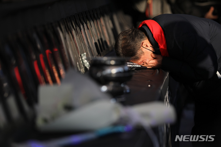 [서울=뉴시스] 김진아 기자 = 10·29 이태원참사 유가족이 4일&nbsp; 서울 중구 서울광장에 설치된 10·29 이태원 참사 분향소에서 눈물을 흘리고 있다. 2023.02.04. bluesda@newsis.com