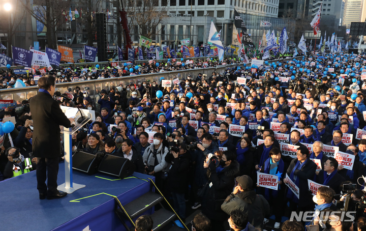 [서울=뉴시스] 최동준 기자 = 이재명 대표가 지난 4일 서울 세종대로에서 열린 윤석열정권 민생파탄-검사독재 규탄 국민보고대회에서 연설하고 있다. (공동취재사진) 2023.02.04. photo@newsis.com