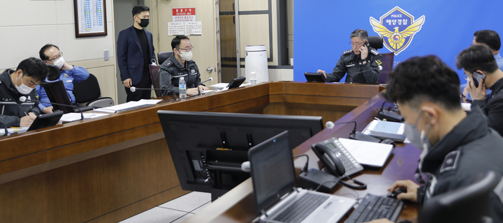 [서울=뉴시스] 홍찬선 기자 = 5일 김종욱 해양경찰청장이 전날 오후 11시19분 전남 신안군 해상에서 전복된 청보호 사고와 관련해 중앙구조본부에서 지휘를 하고 있다. 2023.02.05. (사진=해양경찰청 제공) photo@newsis.com *재판매 및 DB 금지