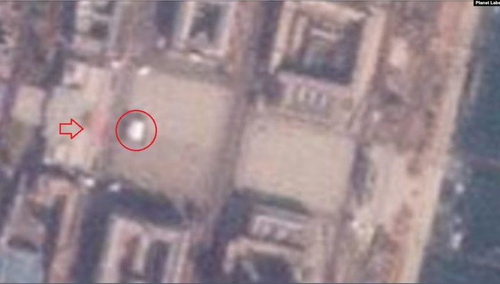 [서울=뉴시스] 미국의소리(VOA) 방송은 5일 민간 위성사진 업체 '플래닛 랩스(Planet Labs)'가 4일 평양 김일성 광장을 촬영한 사진을 공개하며 "평양 김일성 광장에 열병식 준비를 위해 동원된 것으로 보이는 대규모 인파가 또다시 등장했다"고 밝혔다. (사진=VOA 홈페이지) 2023.02.05. photo@newsis.com&nbsp;&nbsp; *재판매 및 DB 금지