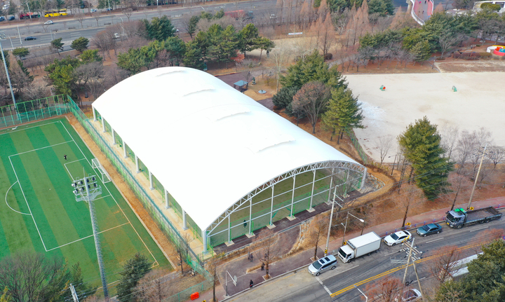 [안산=뉴시스] 성호공원 인조잔디구장 전경. (사진=안산시 제공) 2023.02.05. photo@newsis.com *재판매 및 DB 금지