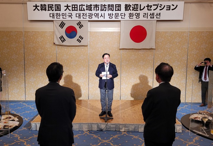 [대전=뉴시스] 조명휘 기자 = 제73회 일본 삿포로 눈축제 개막식에 참석한 이장우 대전시장이 4일 오후 마치다 다카토시 삿포로시 부시장이 주최한 환영만찬에 참석해 인사말을 하고 있다. (사진= 대전시 제공) 2023.02.05. photo@newsis.com *재판매 및 DB 금지