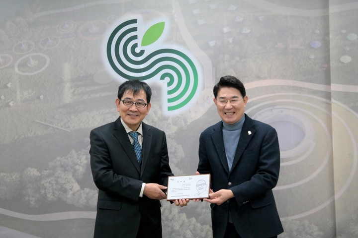  2023순천만국제정원박람회 명예 홍보대사로 위촉된 김달범(왼쪽) 세계호남향우회총연합회장과 노관규 순천시장.순천시 제공&nbsp; *재판매 및 DB 금지