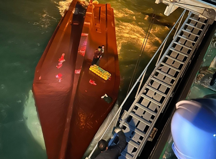 [신안=뉴시스] 김혜인 기자 =&nbsp; 5일 오전 전남 신안군 해상서 전복된 24t급 근해통발어선에서 탈출한 선원들이 배 위에서 구조를 기다리고 있다. 2023.02.05.(사진=독자제공) photo@newsis.com *재판매 및 DB 금지