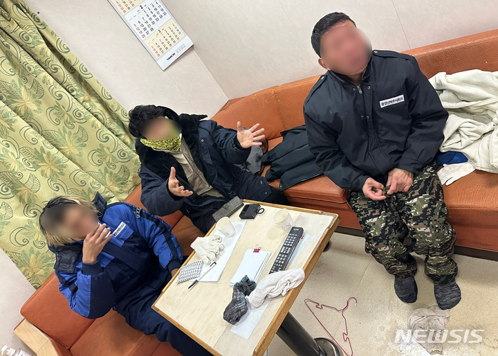 [신안=뉴시스] 김혜인 기자 =&nbsp; 5일 오전 전남 신안군 해상서 전복된 24t급 근해통발어선에서 탈출한 선원들이 배 위에서 구조를 기다리고 있다. 2023.02.05.(사진=독자제공) photo@newsis.com