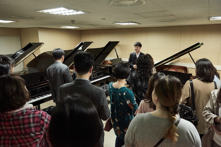 [서울=뉴시스]롯데콘서트홀 스테이지 투어. 피아노 보관실을 둘러보고 있는 모습. (사진=롯데콘서트홀 제공) 2023.02.05. photo@newsis.com *재판매 및 DB 금지