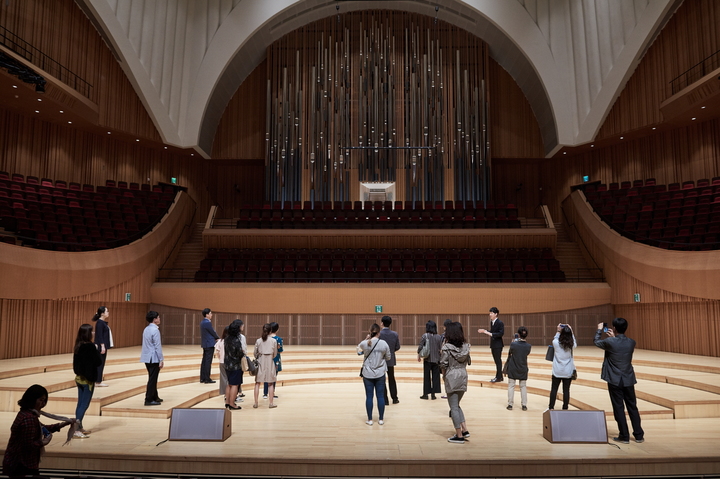 [서울=뉴시스]롯데콘서트홀 스테이지 투어. 무대 위를 둘러보고 있는 모습. (사진=롯데콘서트홀 제공) 2023.02.05. photo@newsis.com&nbsp; *재판매 및 DB 금지