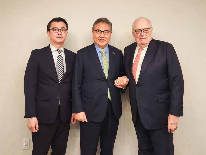 [서울=뉴시스] 외교부는 박진 외교장관이 미국 방문 계기인 4일(현지시간) 에드윈 퓰너 미 헤리티지재단 창립자를 접견했다고 밝혔다. 사진은 앤서니 킴 헤리티지재단 연구원(좌측), 에드윈 퓰너 헤리티지재단 창립자(우측), 박진 장관이 함께 기념촬영을 하는 모습. (사진=외교부) 2023.02.05. photo@newsis.com&nbsp; *재판매 및 DB 금지