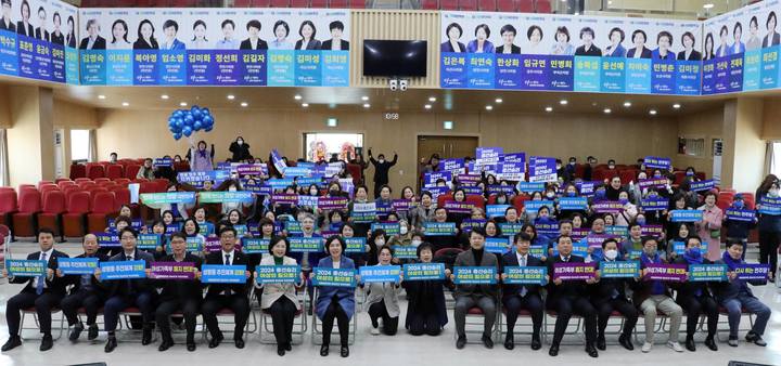 더불어민주당 충남도당이 지난 4일 나사렛대학교에서 여성위원회 발대식 마친 후 기념 사진을 촬영하고 있다. (사진= 더불어민주당 충남도당 제공) 2023.2.05. photo@newsis.com&nbsp; *재판매 및 DB 금지