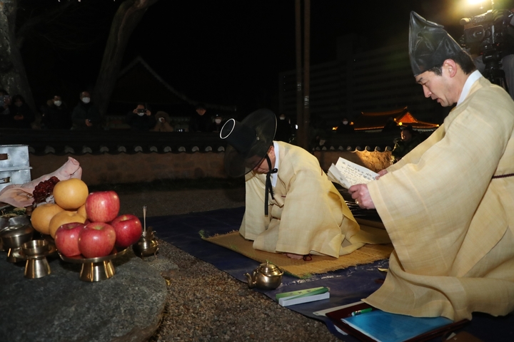 안동시 웅부공원 신목 앞에서 권기창 안동시장이 '안동부 신목제사'를 지내고 있다. (사진=안동시 제공) *재판매 및 DB 금지