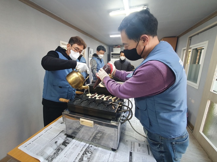 [포항=뉴시스] 강진구 기자 = 포스코 붕어빵 봉사단이 지난 4일 경북 포항시 해도동 장애인종합복지관에서 붕어빵을 만들고 있다.(사진=포스코 제공) 2023.02.05.photo@newsis.com *재판매 및 DB 금지