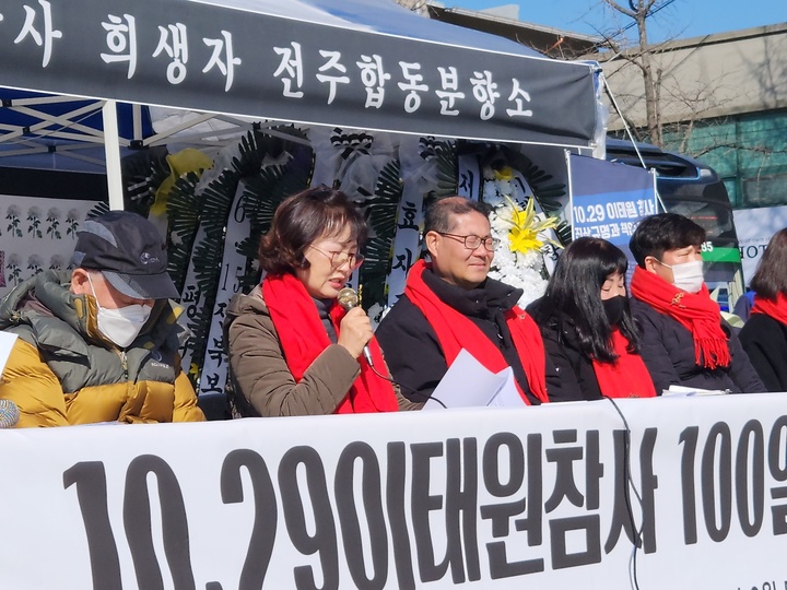 [전주=뉴시스] 이동민 기자 = 전북 전주 풍남문광장에 설치된 이태원 참사 합동분향소에서 고 문효균 씨의 어머니 황명자씨가 아들에게 보내는 편지를 읽고 있다. 2023.02.05 *재판매 및 DB 금지