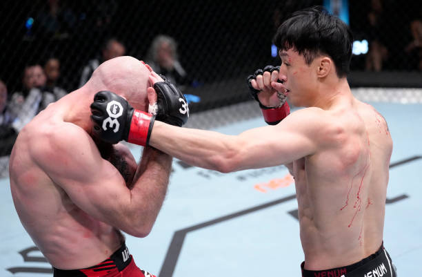 최두호(오른쪽)가 5일(한국시간) 미국 네바다주 라스베이거스 UFC 에이팩스에서 열린 UFC 파이트 나이트 페더급 경기에서 카일 넬슨에 펀치 공격을 하고 있다. (사진제공=UFC) 2023.02.05. *재판매 및 DB 금지