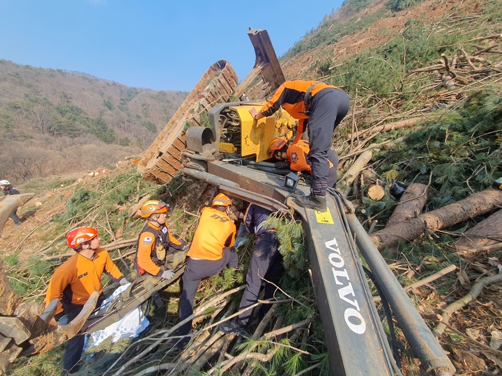 5일 낮 12시20분께 괴산소방서 119 구조대원들이 문당리 야산에서 구조작업을 벌이고 있다.2023.02.05.(사진=괴산소방서 제공)photo@newsis.com. *재판매 및 DB 금지