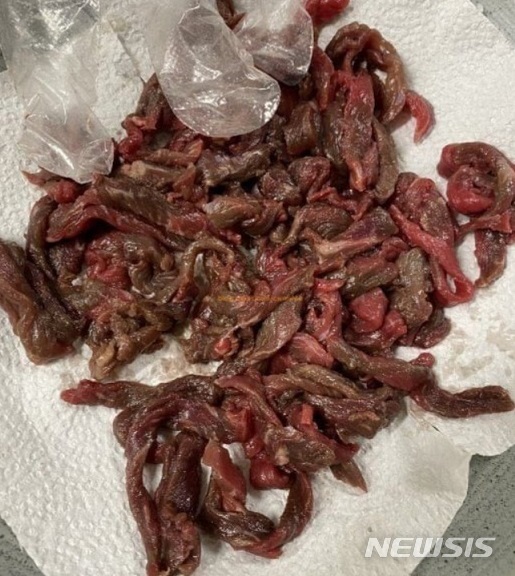 [서울=뉴시스]온라인에서 특가로 판매한 육회를 먹은 수십명이 식중독 증상을 호소하고 있다.2023.02.05.(사진=에펨코리아 캡쳐)photo@newsis.com