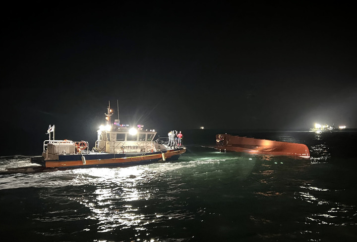 [목포=뉴시스] 청보호 실종자 야간수색. *재판매 및 DB 금지