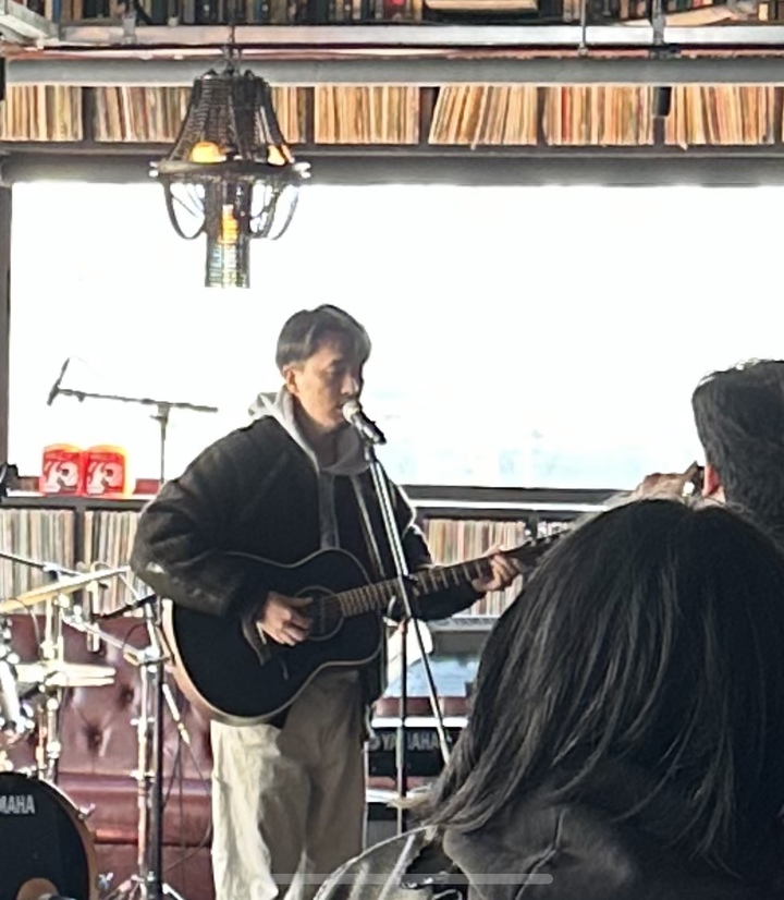 [서울=뉴시스] 이재훈 기자 = 이태원역 4번 출구 앞 클럽 오프 더 레코드에서 공연하는 하헌진. 2023.02.04. realpaper7@newsis.com *재판매 및 DB 금지