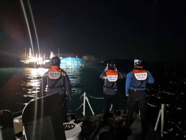 사고 현장에 출동하는 여수해경. 해경 제공 *재판매 및 DB 금지