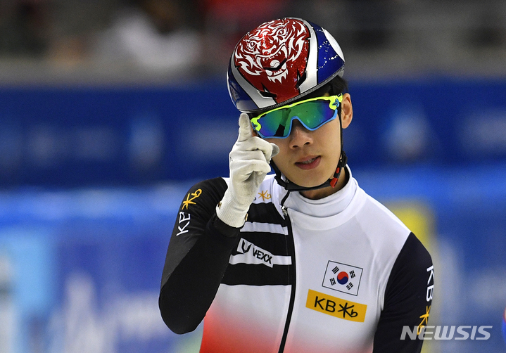 [드레스덴=AP/뉴시스] 이준서가 4일(현지시간) 독일 드레스덴에서 열린 2022~2023 ISU 쇼트트랙 월드컵 5차 대회 남자 1500m 1차 레이스 결승에서 우승한 뒤 세리머니를 하고 있다. 2023.02.04