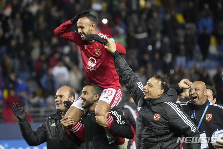 [탕헤르(모로코)=AP/뉴시스]알아흘리 선수들 