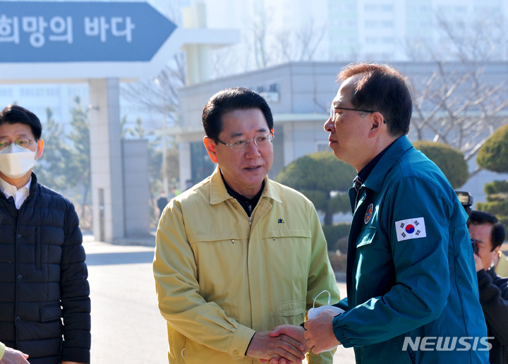 [목포=뉴시스] 이영주 기자 = 김영록 전남지사(가운데)가&nbsp; 5일 오전 청보호 구조 현황 브리핑을 듣기위해 목포해양경찰서를 방문한 조승환 해양수산부장관을 맞이하고 있다. 2023.02.05. leeyj2578@newsis.com