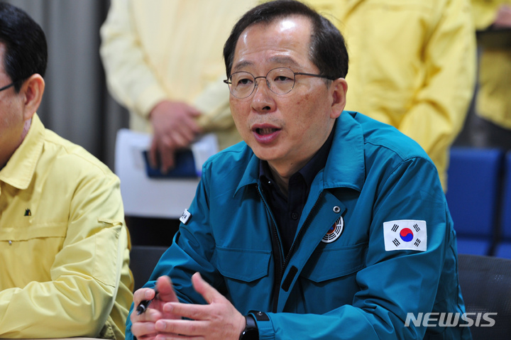 [목포=뉴시스] 이영주 기자 = 조승환 해양수산부장관이 5일 오전 목포 한 건물에서 청보호 실종자 가족들을 만나 현재 상황을 알리고 있다. 2023.02.05. leeyj2578@newsis.com