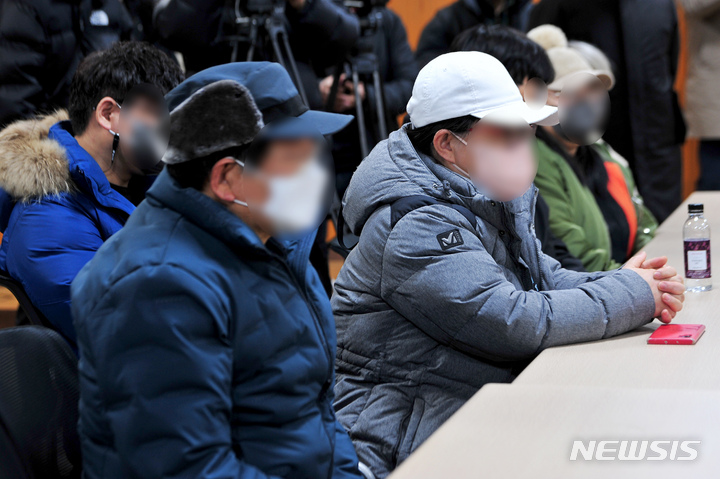 [목포=뉴시스] 이영주 기자 = 청보호 실종자 가족들이 5일 오전 목포 한 건물에서 조승완 해양수산부장관과 만나 브리핑을 듣고 있다. 2023.02.05. leeyj2578@newsis.com