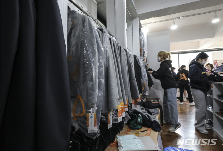 [서울=뉴시스] 새학기를 앞둔 지난달 5일 서울 시내의 한 교복점에서 직원들이 교복을 정리하고 있다. (사진=뉴시스DB). 2023.03.26. photo@newsis.com