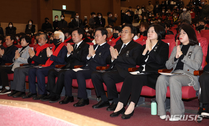 [서울=뉴시스] 고범준 기자 = 5일 오전 서울 여의도 국회 의원회관 대회의실에서 열린 10.29 이태원 참사 국회추모제에서 김진표 국회의장과 여야 지도부 등이 원불교 추모의례에 맞춰 합장하고 있다. 앞줄 오른쪽부터 기본소득당 용혜인 상임대표, 정의당 이정미 대표, 국민의힘 정진석 비대위원장, 더불어민주당 이재명 대표, 김 의장, 이종철 10.29 이태원참사 유가족협의회 대표, 이정민 유가족협의회 부대표, 김영주 국회부의장, 더불어민주당 우상호 의원. (공동취재사진) 2023.02.05. photo@newsis.com