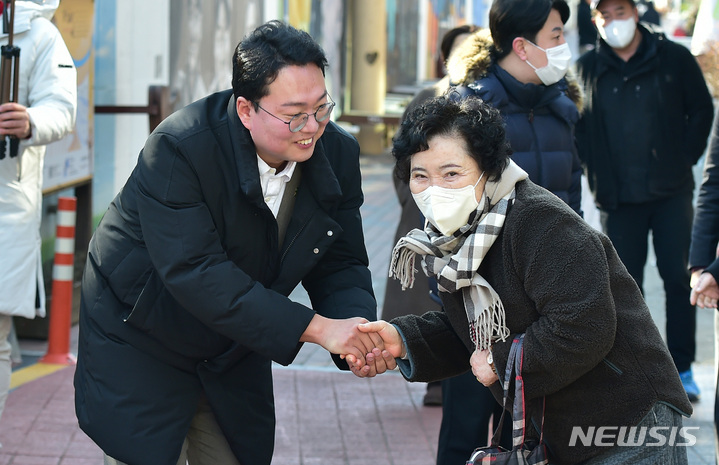 [대구=뉴시스] 이무열 기자 = 천하람 국민의힘 당 대표 후보가 5일 오전 대구 중구 김광석다시그리기길을 찾아 시민들과 인사를 나누고 있다. 2023.02.05. lmy@newsis.com