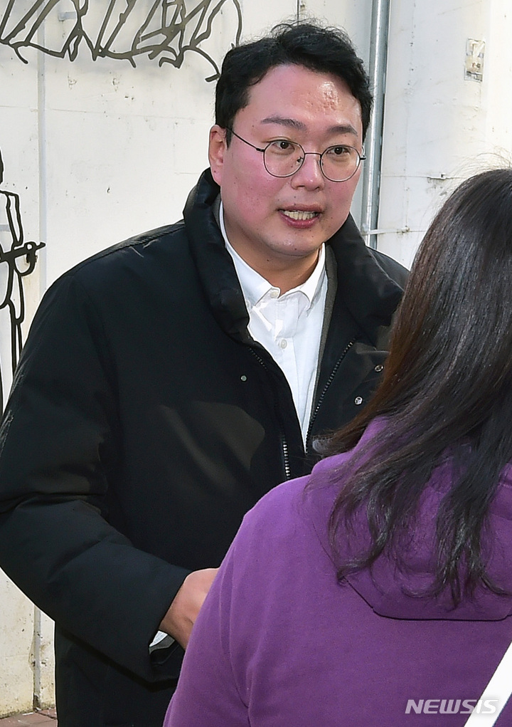 [대구=뉴시스] 이무열 기자 = 천하람 국민의힘 당 대표 후보가 5일 오전 대구 중구 김광석다시그리기길을 찾아 시민들과 인사를 나누고 있다. 2023.02.05. lmy@newsis.com