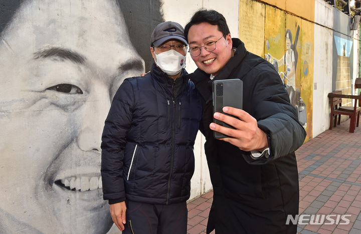 [대구=뉴시스] 이무열 기자 = 천하람 국민의힘 당 대표 후보가 지난 5일 오전 대구 중구 김광석다시그리기길을 찾아 한 시민과 기념촬영을 하고 있다. 2023.02.05. lmy@newsis.com