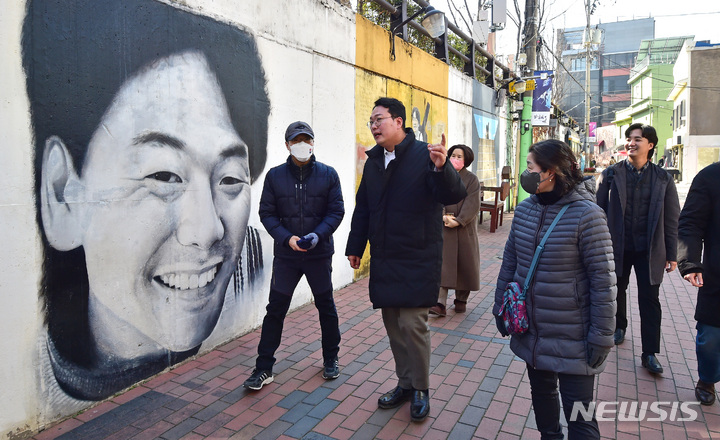[대구=뉴시스] 이무열 기자 = 천하람 국민의힘 당 대표 후보가 5일 오전 대구 중구 김광석다시그리기길을 찾아 시민들과 인사를 나누고 있다. 2023.02.05. lmy@newsis.com