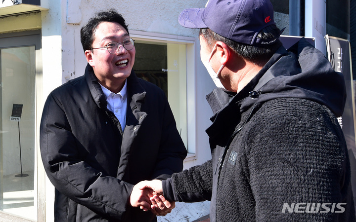 [대구=뉴시스] 이무열 기자 = 천하람 국민의힘 당 대표 후보가 5일 오전 대구 중구 김광석다시그리기길을 찾아 시민들과 인사를 나누고 있다. 2023.02.05. lmy@newsis.com