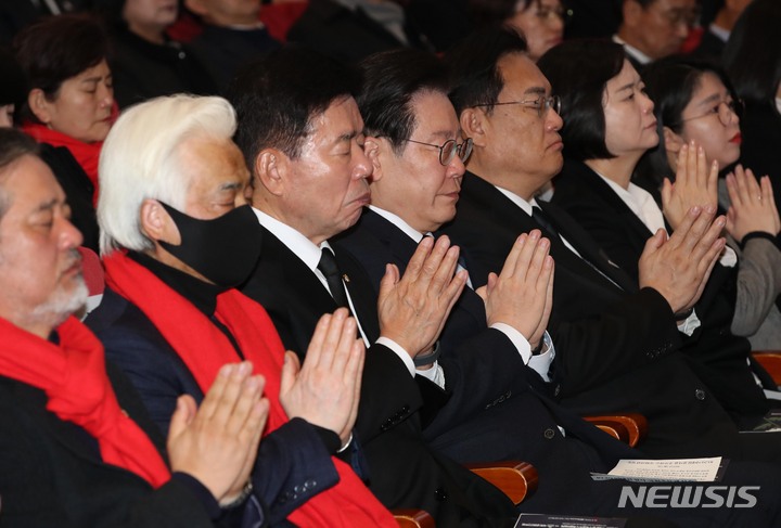 [서울=뉴시스] 고범준 기자 = 10.29 이태원 참사 국회추모제가 5일 서울 여의도 국회 의원회관 대회의실에서 열린 가운데 김진표 국회의장, 이재명 더불어민주당 대표, 정진석 국민의힘 비상대책위원장 등 의원들과 유가족들이 종교 추모의례에서 손을 모으고 있다. (공동취재사진) 2023.02.05. photo@newsis.com