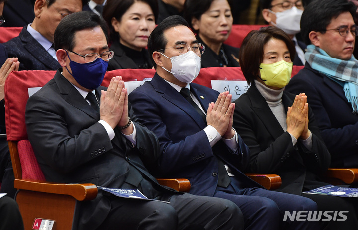 [서울=뉴시스] 고범준 기자 = 주호영(왼쪽부터) 국민의힘 원내대표, 박홍근 더불어민주당 원내대표, 이은주 정의당 원내대표가 5일 오전 서울 여의도 국회 의원회관에서 열린 10.29 이태원 참사 국회 추모제에서 두 손을 모으고 기도하고 있다. (공동취재사진) 2023.02.05. photo@newsis.com