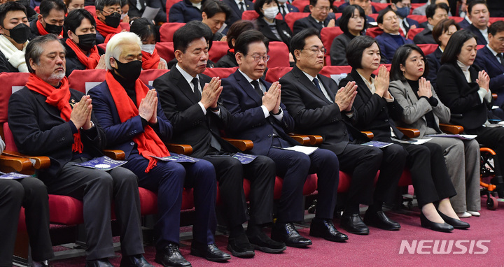 [서울=뉴시스] 고범준 기자 = 5일 오전 서울 여의도 국회 의원회관에서 열린 10.29 이태원 참사 국회 추모제에서 김진표 국회의장과 정당 대표, 유가족 대표 등이 두 손을 모으고 기도하고 있다. 왼쪽부터 이정민 유가족 부대표, 이종철 유가족 대표, 김진표 의장, 이재명 더불어민주당 대표, 정진석 국민의힘 비상대책위원장, 이정미 정의당 대표, 용혜인 기본소득당 상임대표. (공동취재사진) 2023.02.05. photo@newsis.com