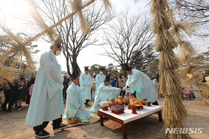 [서울=뉴시스] 김금보 기자 = 국가무형문화재 기지시줄다리기보존회 회원들이 정월대보름인 5일 오전 서울 종로구 국립민속박물관에서 열린 정월대보름 맞이 '풍년기원 볏가릿대 세우기' 행사에서 볏가릿대를 만들고 제사를 지내고 있다. 2023.02.05. kgb@newsis.com