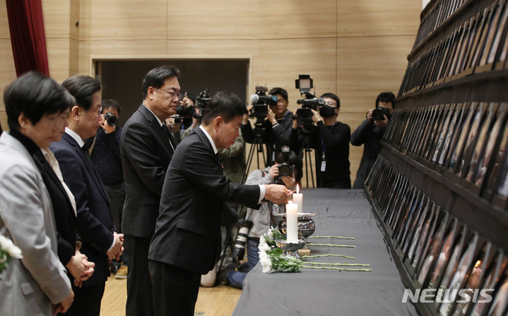 [서울=뉴시스] 고범준 기자 = 김진표 국회의장, 이재명 더불어민주당 대표와 정진석 국민의힘 비상대책위원장이 5일 서울 여의도 국회 의원회관에서 열린 10.29 이태원 참사 국회 추모제에서 희생자들의 영정에 헌화하고 있다. (공동취재사진) 2023.02.05. photo@newsis.com