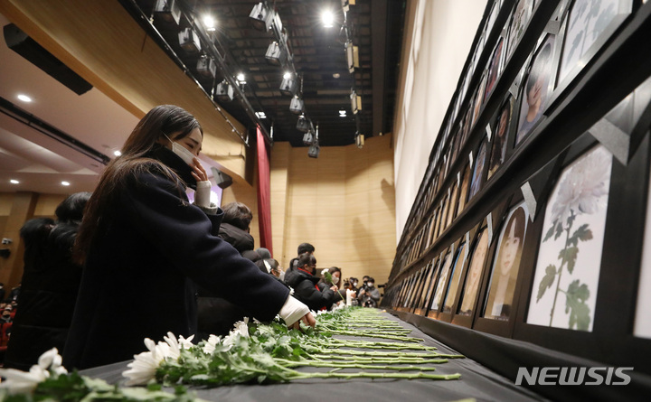 [서울=뉴시스] 고범준 기자 = 이태원참사 유가족들이 5일 서울 여의도 국회 의원회관에서 열린 10.29 이태원 참사 국회 추모제에서 희생자들의 영정에 헌화하고 있다. (공동취재사진) 2023.02.05. photo@newsis.com